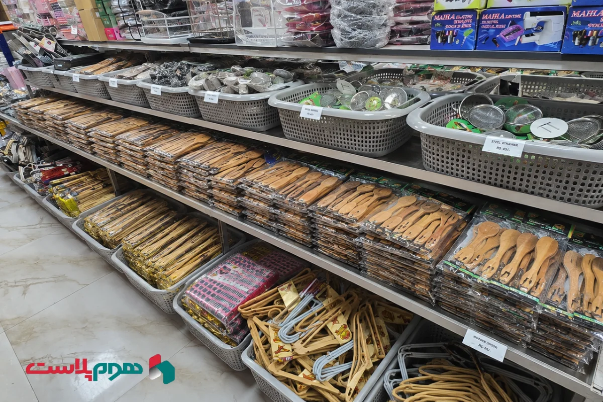 چیدمان کالاهای کوچک و مکمل کنار صندوق فروشگاه